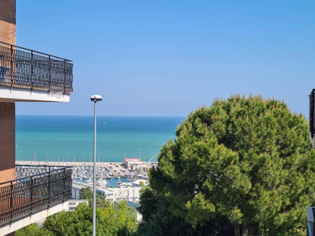 appartamento in vendita ad Ancona in zona Posatora
