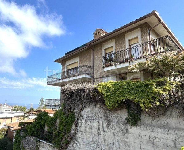 appartamento in vendita ad Ancona in zona Pietra La Croce
