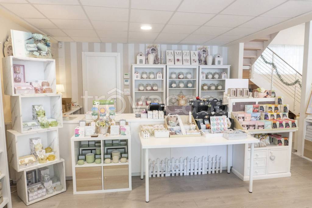 negozio in vendita ad Ancona in zona Varano
