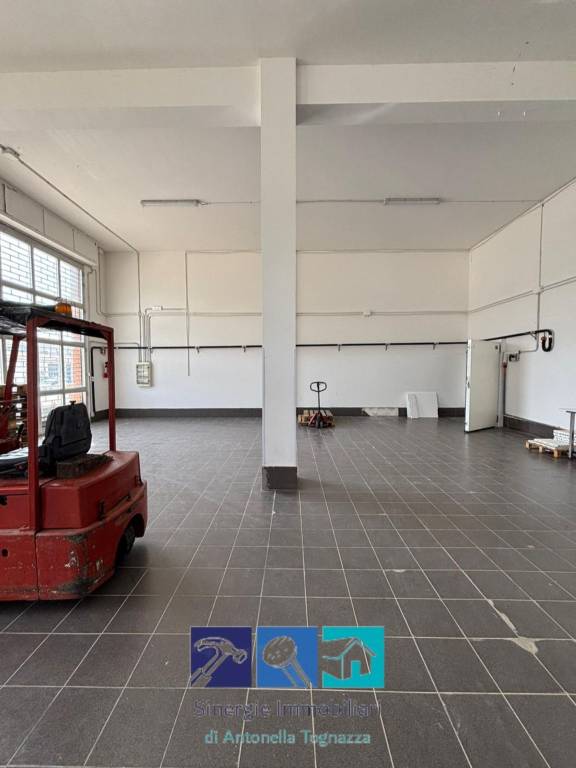 locale commerciale in vendita ad Ancona in zona Baraccola