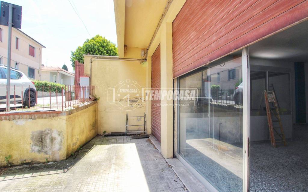 locale commerciale in vendita ad Ancona in zona Palombare