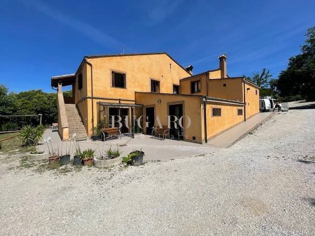 casa indipendente in vendita ad Ancona in zona Candia