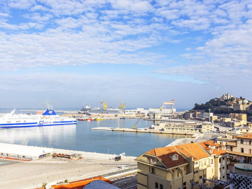 appartamento in vendita ad Ancona in zona Piano San Lazzaro