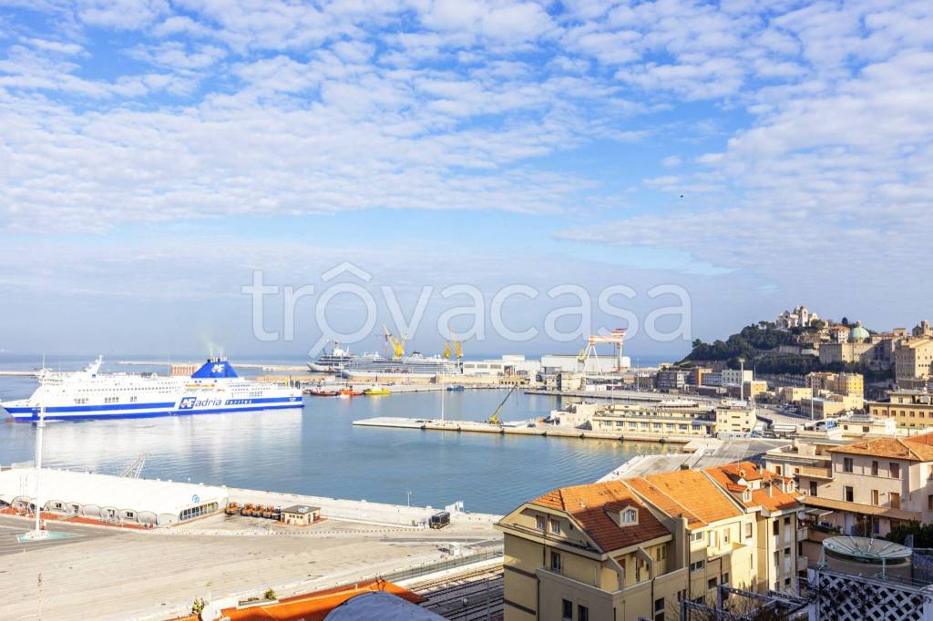 appartamento in vendita ad Ancona in zona Piano San Lazzaro