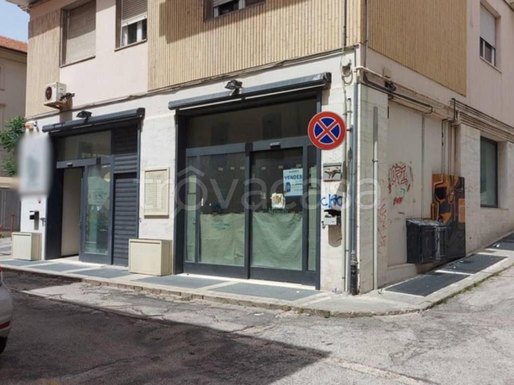 negozio in vendita ad Ancona in zona Piano San Lazzaro