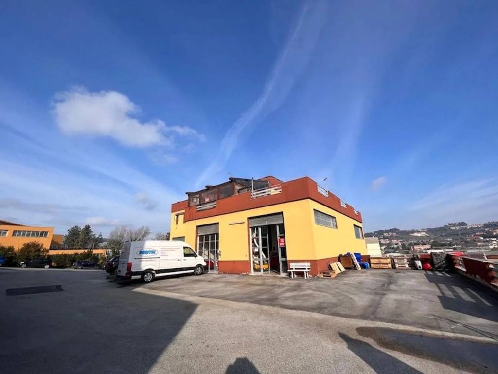 negozio in vendita ad Ancona in zona Aspio di Ancona