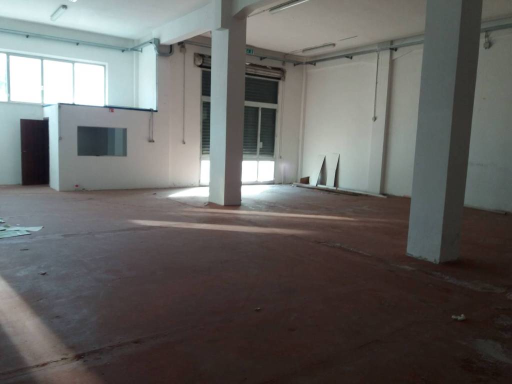 locale commerciale in vendita ad Ancona in zona Candia