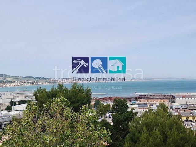 appartamento in vendita ad Ancona in zona Piano San Lazzaro