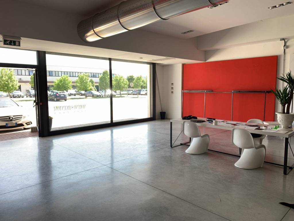 locale commerciale in vendita ad Ancona in zona Candia