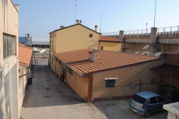 locale commerciale in vendita ad Ancona in zona Vallemiano