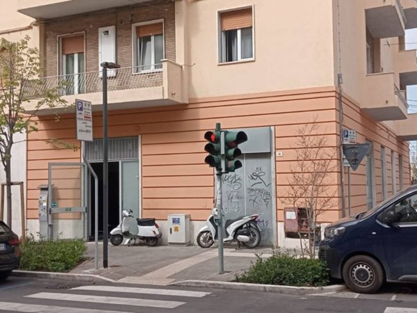 ufficio in vendita ad Ancona in zona Piano San Lazzaro