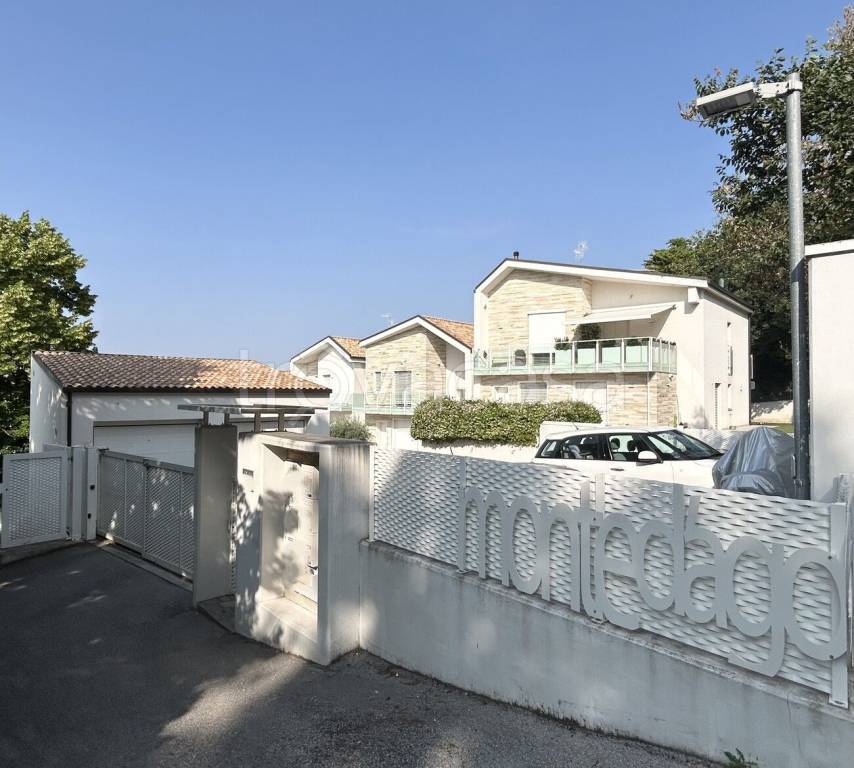 appartamento in vendita ad Ancona in zona Montedago