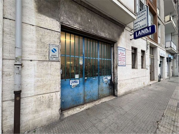 locale commerciale in vendita ad Ancona in zona Palombella