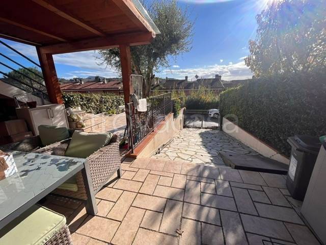 casa indipendente in vendita ad Ancona in zona Varano