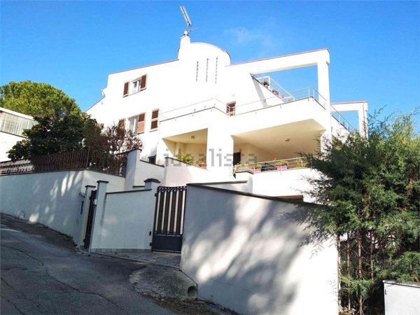 casa indipendente in vendita ad Ancona in zona Candia