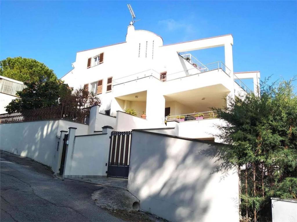 casa indipendente in vendita ad Ancona in zona Candia