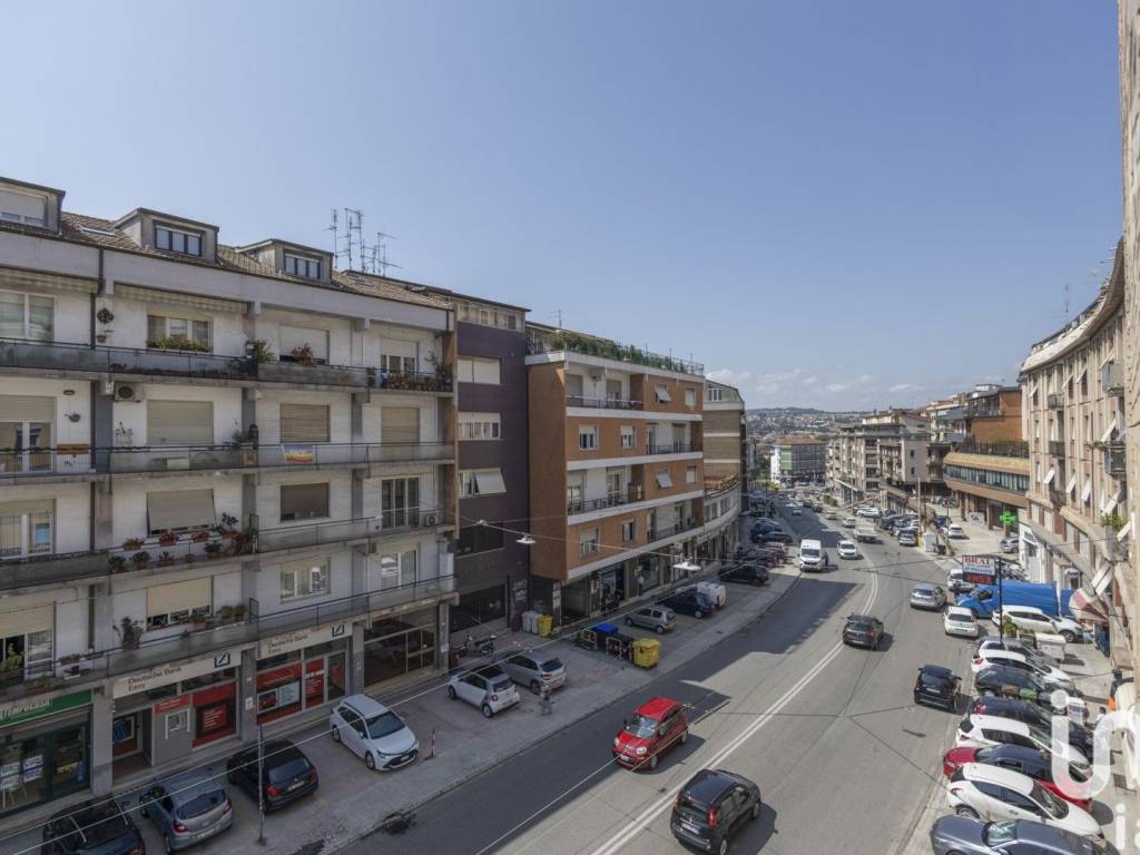 appartamento in vendita ad Ancona in zona Vallemiano