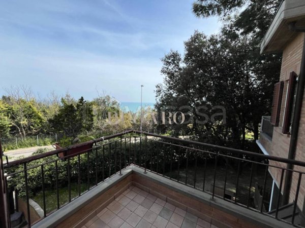 casa indipendente in vendita ad Ancona in zona Adriatico
