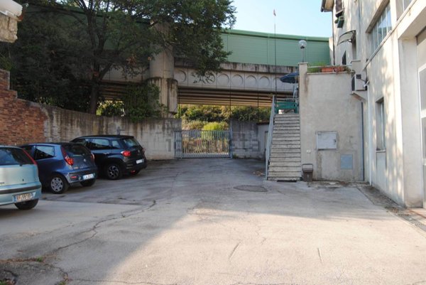 locale commerciale in vendita ad Ancona in zona Palombella