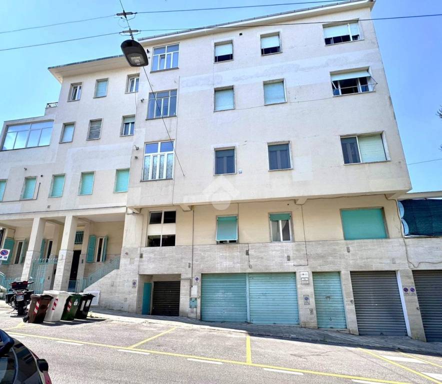 locale commerciale in vendita ad Ancona in zona Adriatico