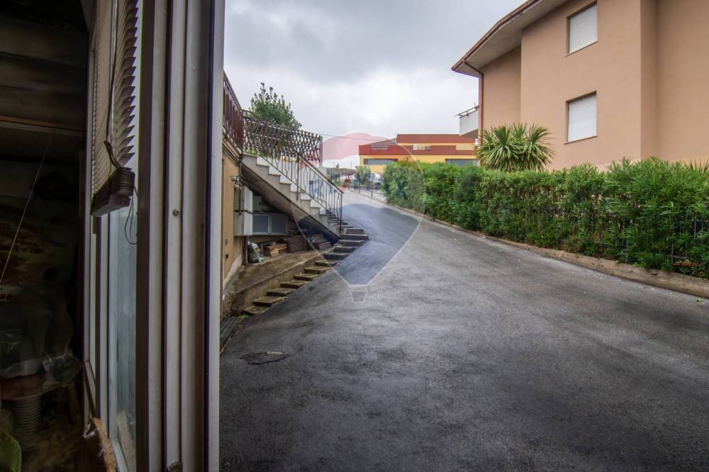 locale commerciale in vendita ad Ancona in zona Piano San Lazzaro