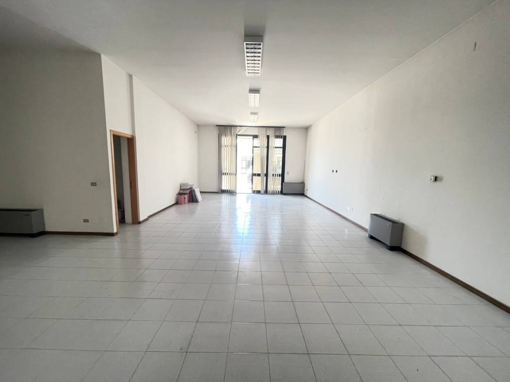locale commerciale in vendita ad Ancona in zona Piano San Lazzaro