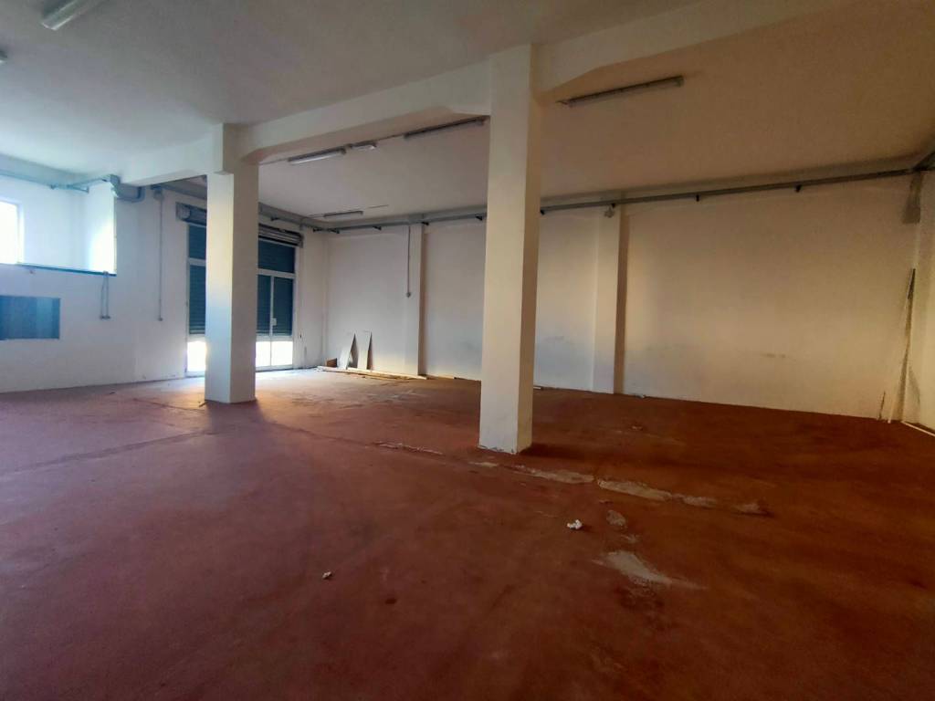 locale commerciale in vendita ad Ancona in zona Candia