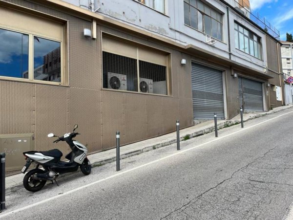 negozio in vendita ad Ancona in zona Piano San Lazzaro