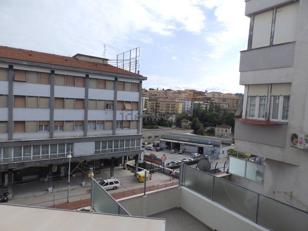 ufficio in vendita ad Ancona in zona Montirozzo