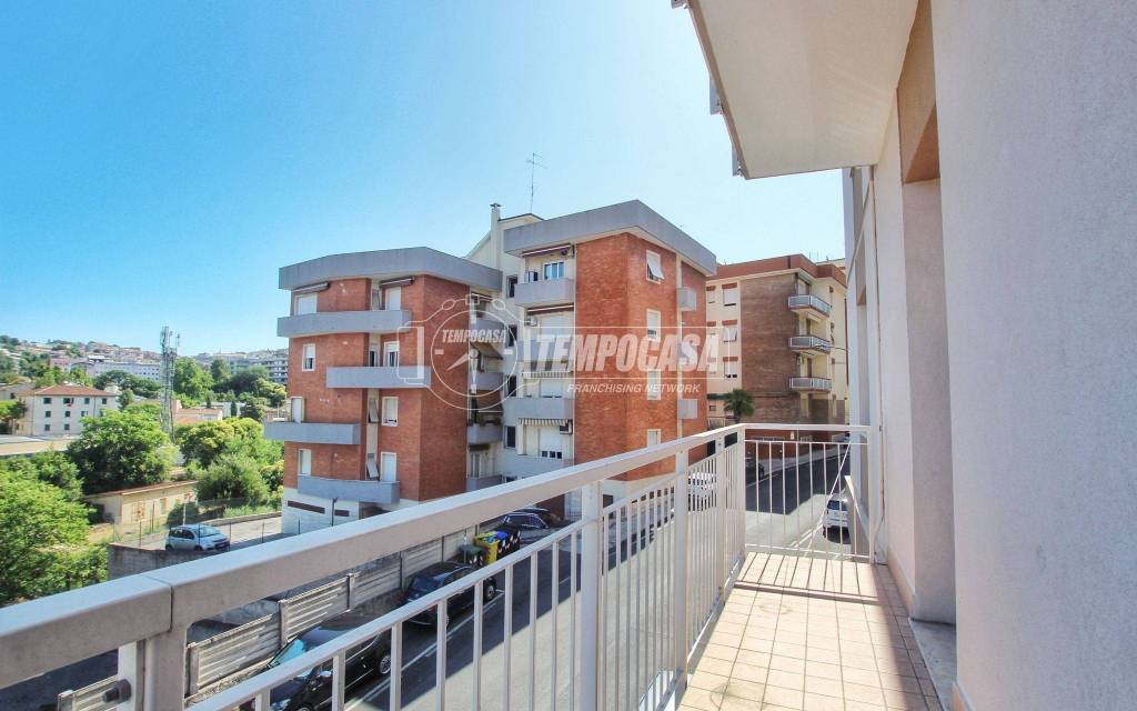 appartamento in vendita ad Ancona in zona Vallemiano