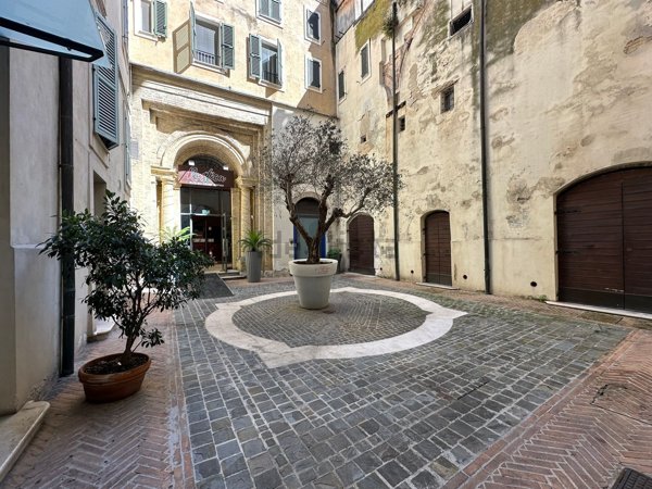 negozio in vendita ad Ancona in zona Centro Storico