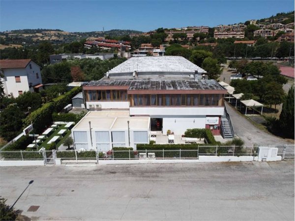 locale commerciale in vendita ad Ancona in zona Montedago
