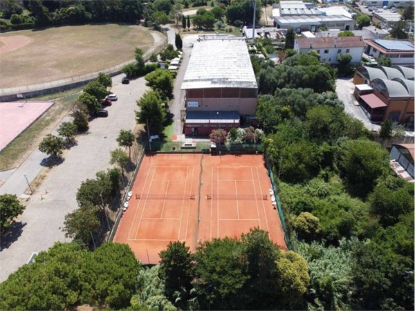 locale commerciale in vendita ad Ancona in zona Montedago