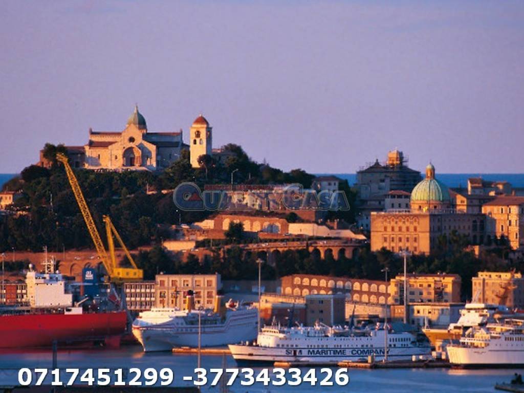 negozio in vendita ad Ancona in zona Varano