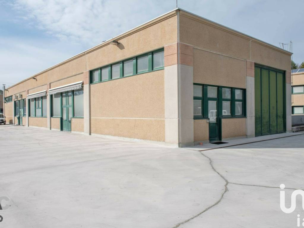 locale commerciale in vendita ad Ancona in zona Aspio di Ancona