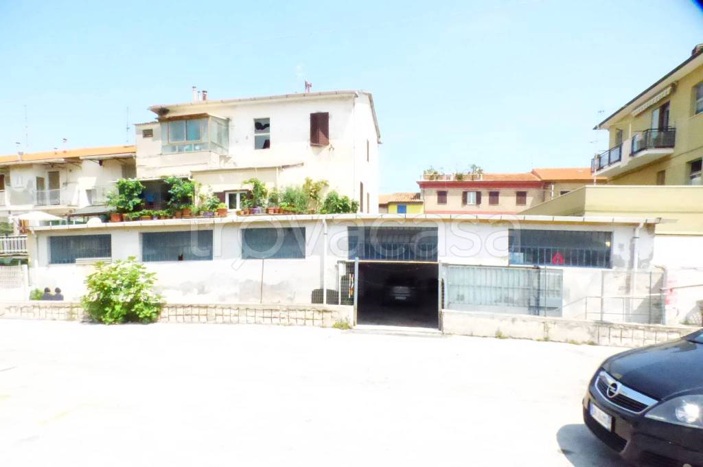negozio in vendita ad Ancona in zona Torrette