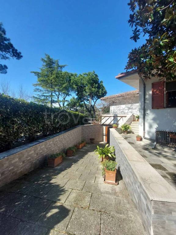 casa indipendente in vendita ad Ancona in zona Candia