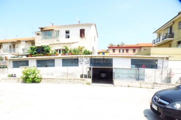 locale commerciale in vendita ad Ancona in zona Torrette