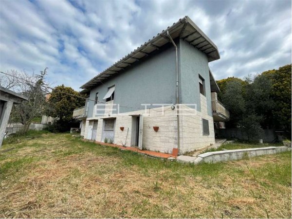 casa indipendente in vendita ad Ancona in zona Candia
