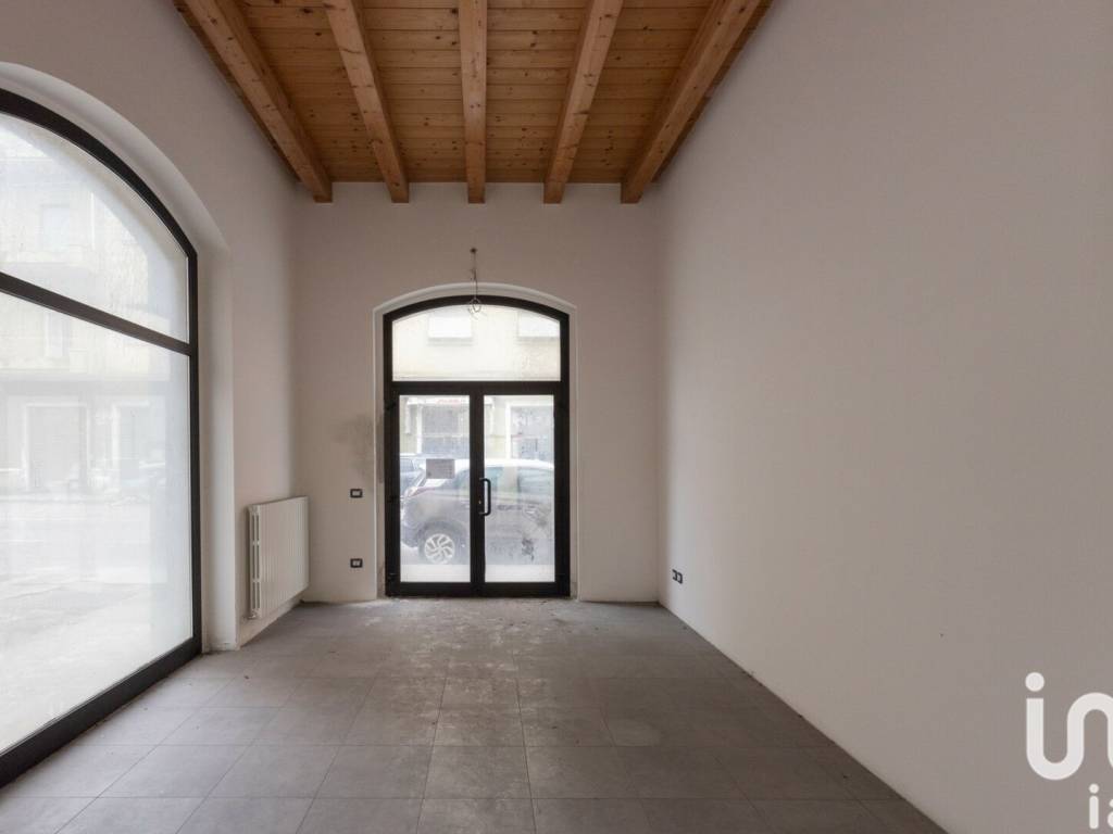 negozio in vendita ad Ancona in zona Piano San Lazzaro