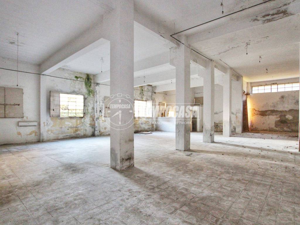 locale commerciale in vendita ad Ancona in zona Piano San Lazzaro