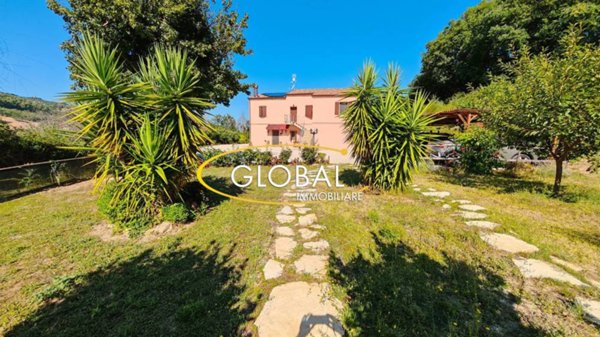 casa indipendente in vendita ad Ancona in zona Montesicuro