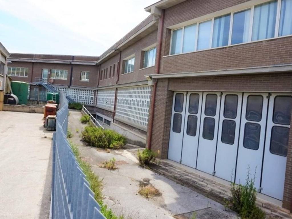 locale commerciale in vendita ad Ancona in zona Collemarino