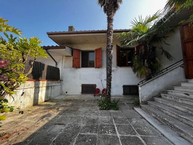 casa indipendente in vendita ad Ancona in zona Candia