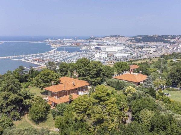 casa indipendente in vendita ad Ancona in zona Posatora