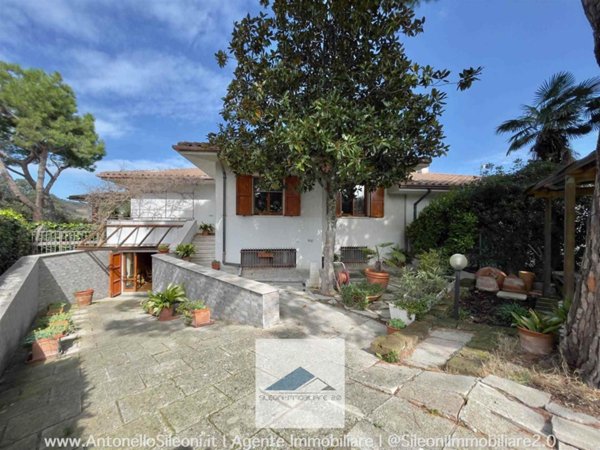 villa in vendita ad Ancona in zona Candia