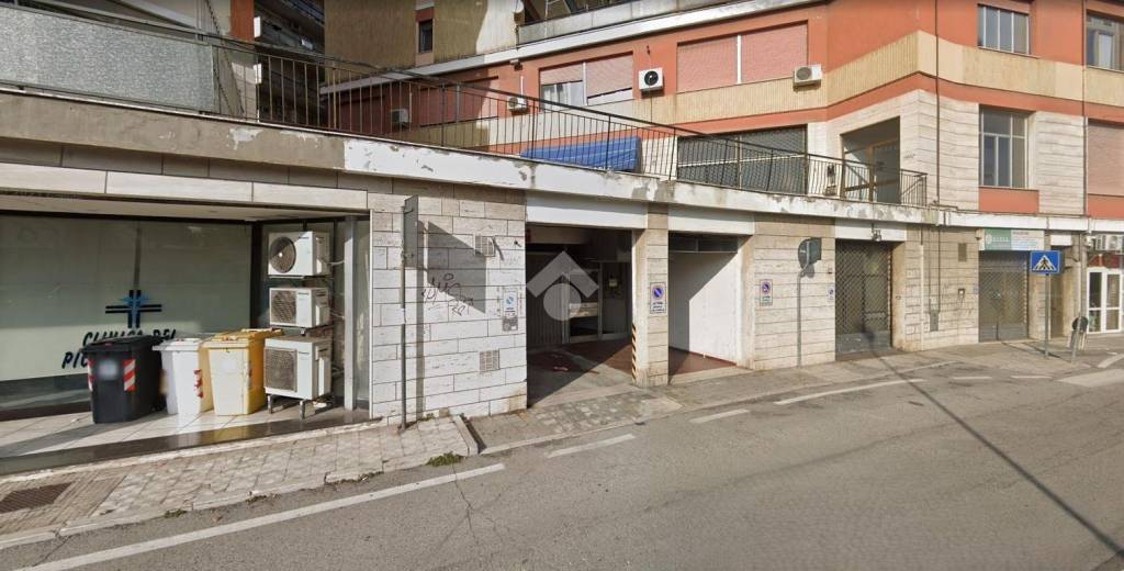 negozio in vendita ad Ancona in zona Vallemiano