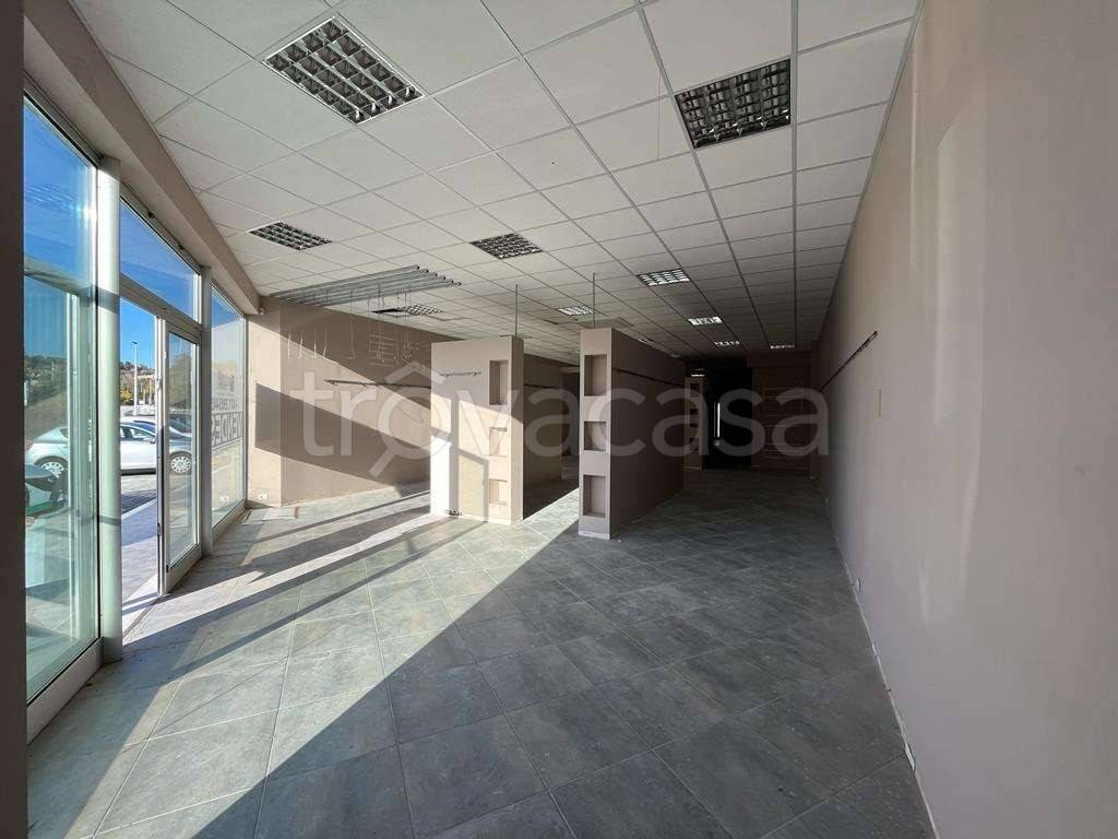 negozio in vendita ad Ancona in zona Brecce Bianche
