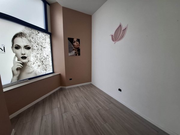 ufficio in vendita ad Ancona in zona Collemarino