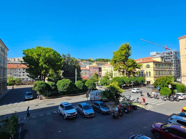ufficio in vendita ad Ancona in zona Piano San Lazzaro